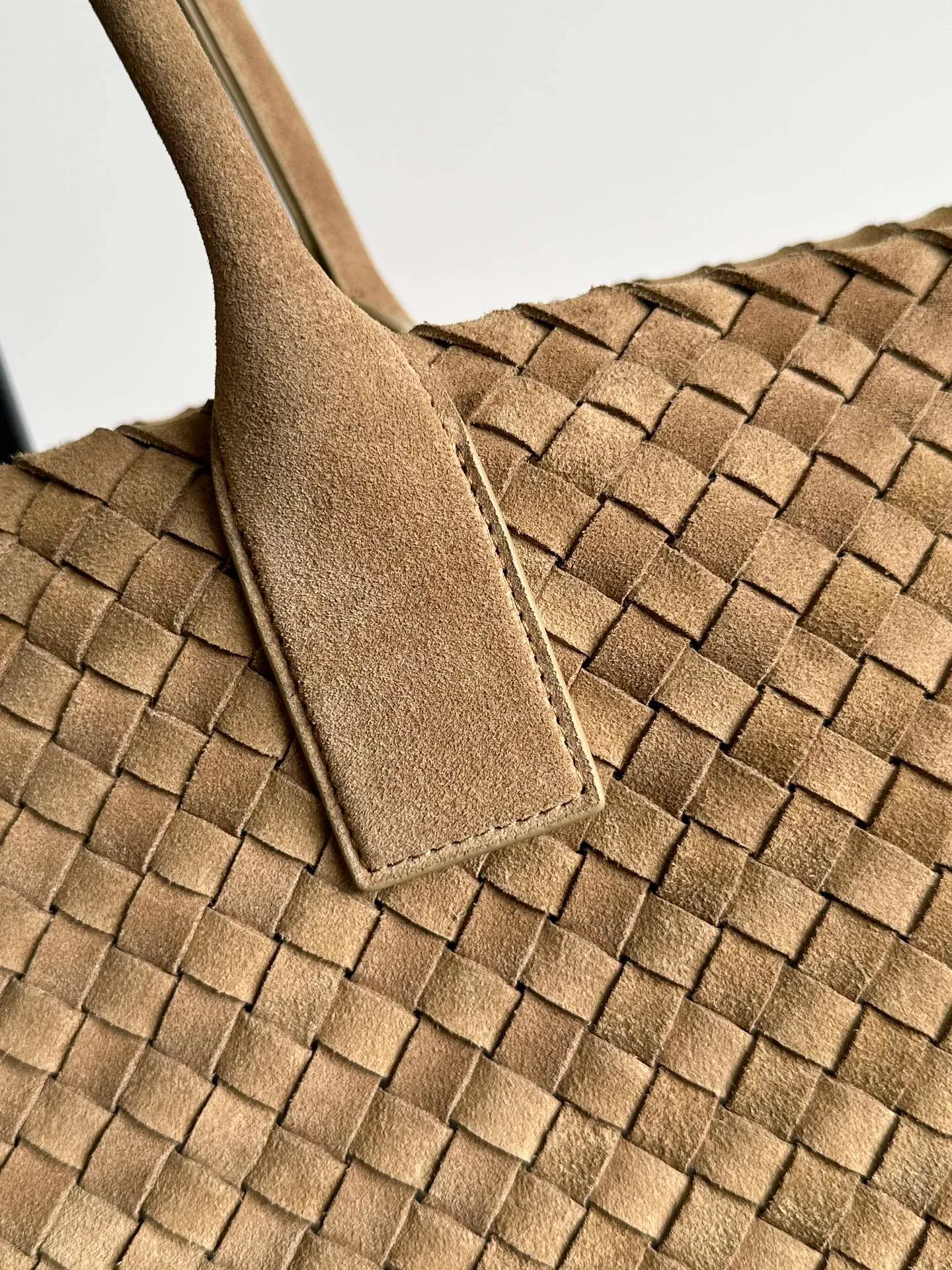 Batch 2860 Classic returns... (large size 51cm) • Cabat, born in 2001, is one of the most iconic styles of the Bottega Veneta workshop. The whole bag is made of top-grade imported lambskin. There is no exposed logo on the whole bag, but with the classic wide woven elements, you can tell who it belongs to at a glance! Can be carried on one shoulder, very practical! Style number: 608811 Size: 51*18*28